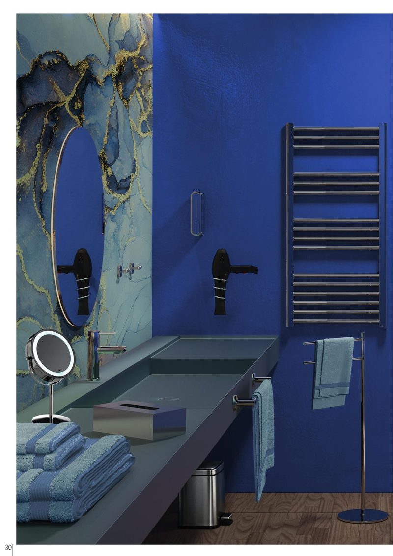 Ambiente de baño en acabado cromado con pared azul cobalto y radiador toallero