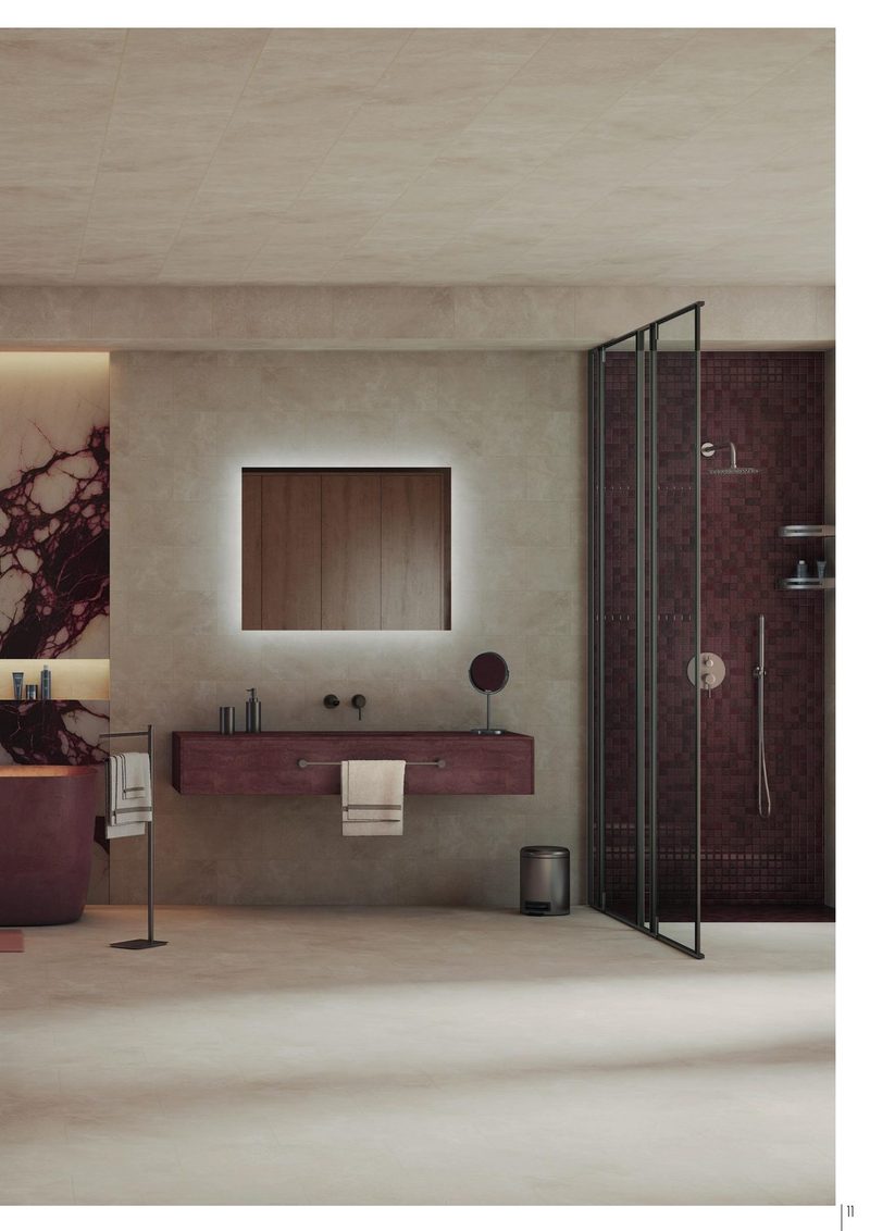 Ambiente de baño en acabado gun metal con pared beige y bordeaux y ducha walk-in