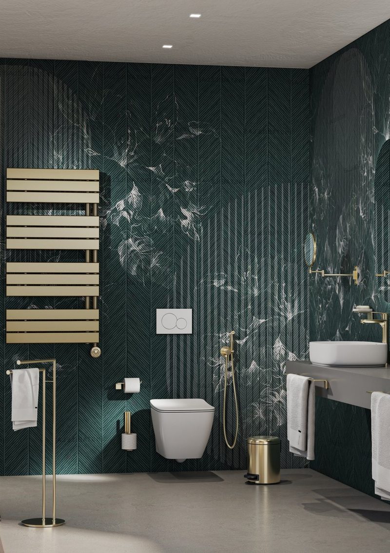 Ambiente de baño en acabado oro mate con pared verde y doble lavabo